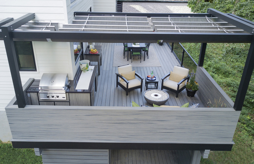 Großer Balkon mit wasserdichtem WPC-Bodenbelag