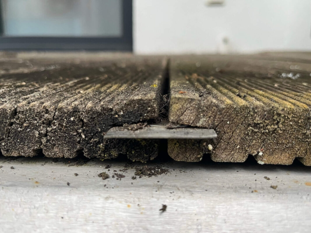 Verwitterter Fußboden aus Holz draußen