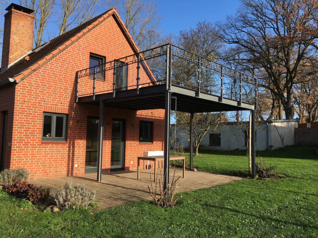 Sanierter Balkon mit wasserdichtem Belag Außenansicht