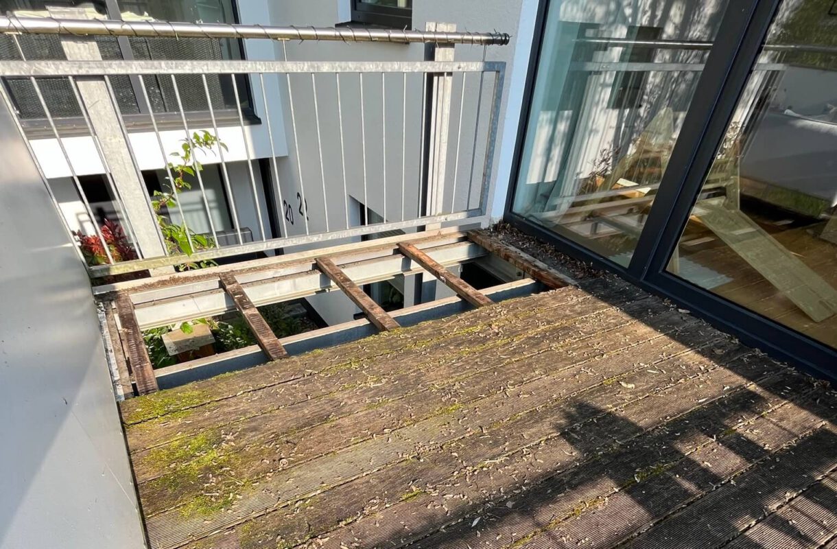 Sanierungsbedürftiger Balkonbelag
