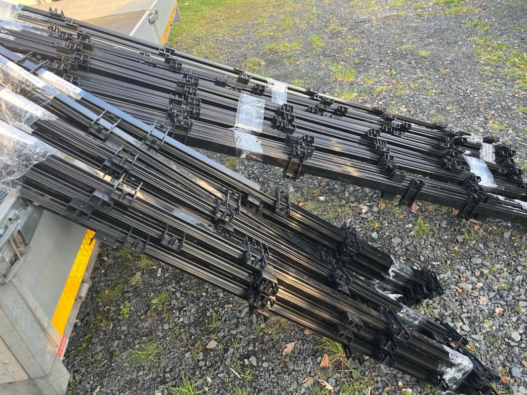 Schienen der Unterkonstruktion warten auf die Montage