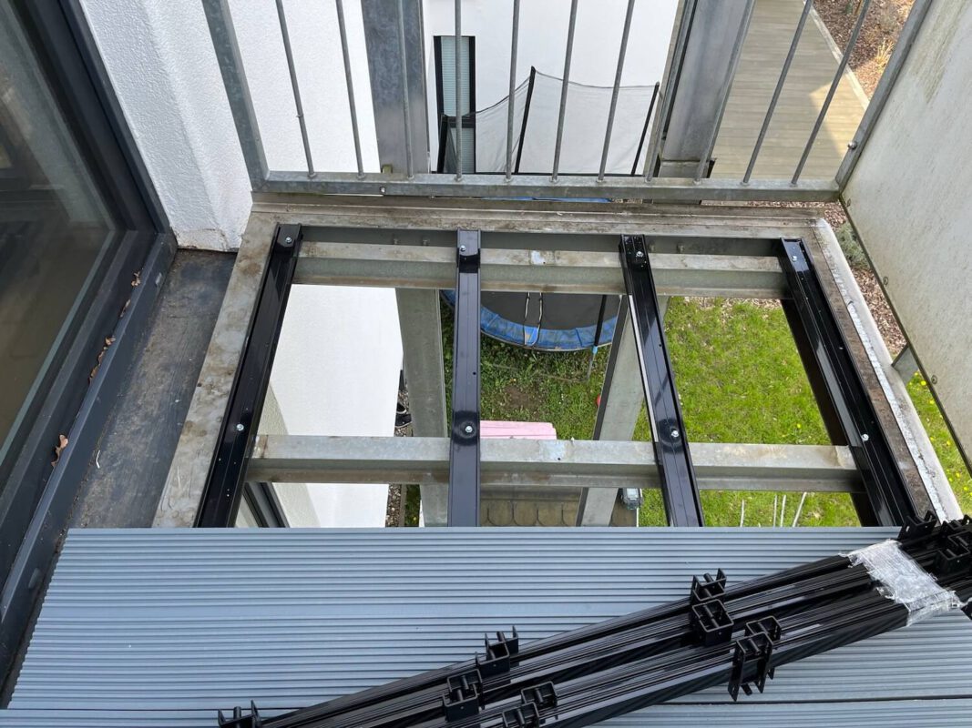 Unterkonstruktion aus Metall für neuen Bodenbelag auf Balkon