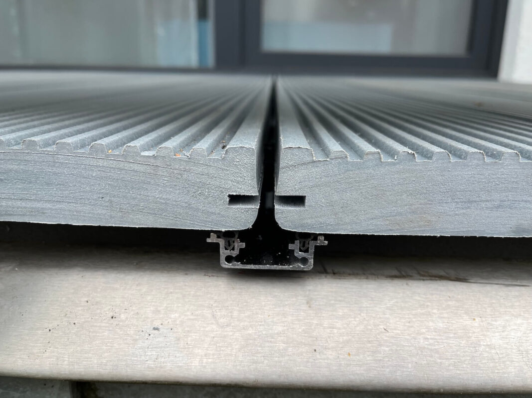 Tepro-Dielen mit wasserleitender Schiene