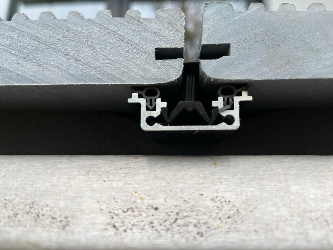 Nahaufnahme der Wasserleitenden Schiene mit Tepro-Dielen