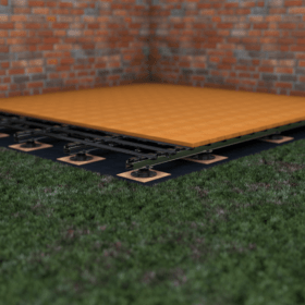 Aufbau für Terrassenböden – Verdichter Unterbau – EVO Aluunterkonstruktion (Abstände siehe Tabelle) – Stelslager – U2020-Schiene – Belag: WPC-, Kunststoff- oder Holzdiele