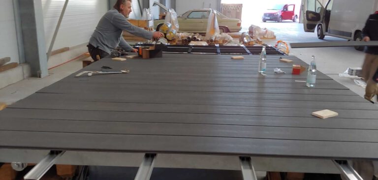 Eine Poolabdeckung wird in der Werkstatt-Halle zusammen montiert