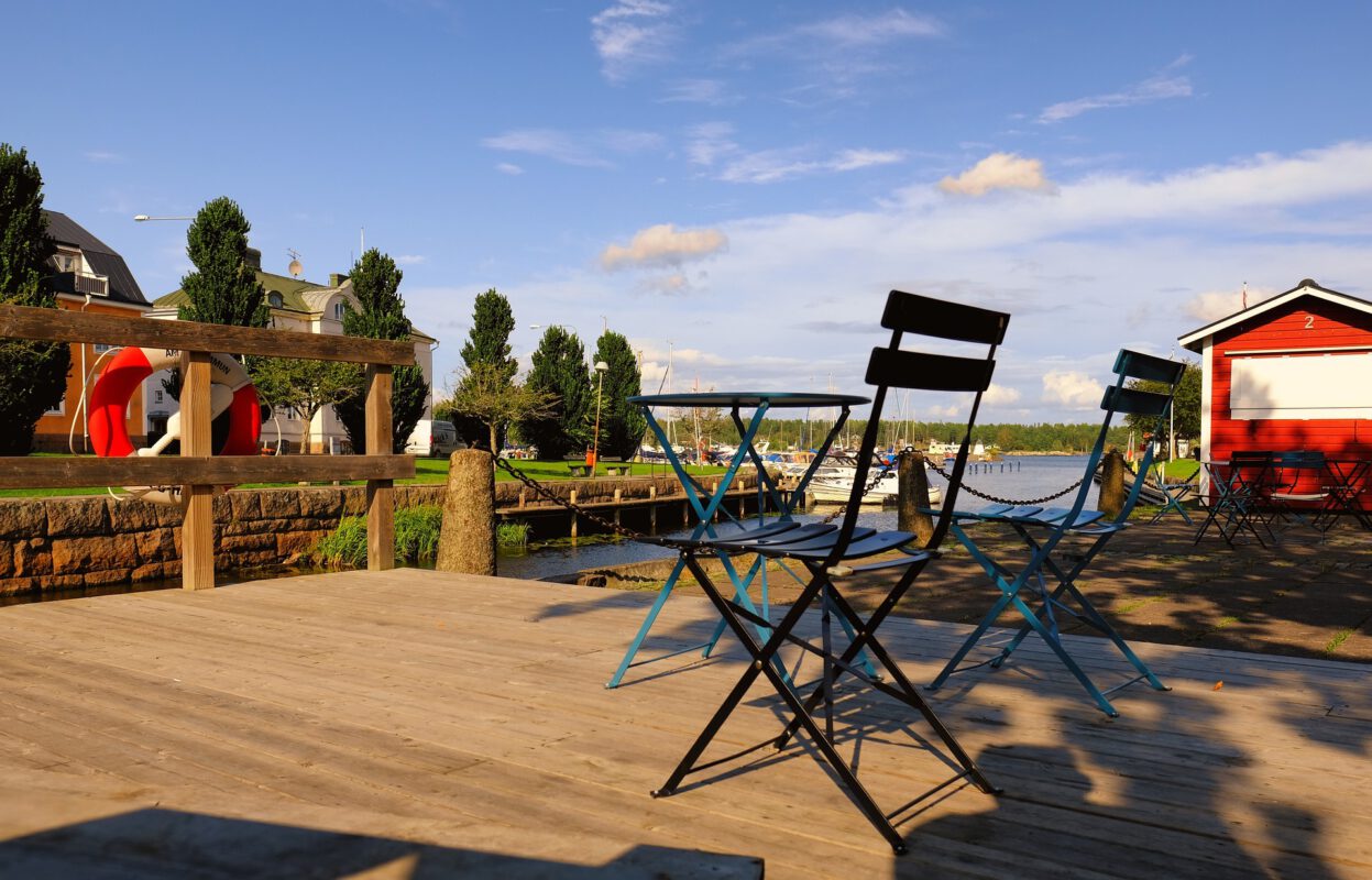 Terrasse planen bereits vor dem Hausbau - Holzterrasse mit Stuhl